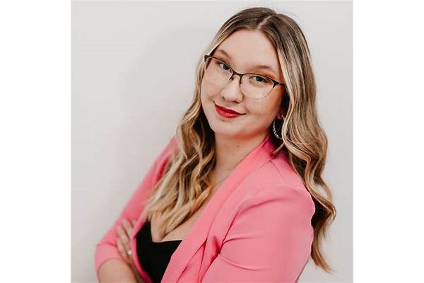 People consulting with an insurance agent, representing personalized advice in Maryville.